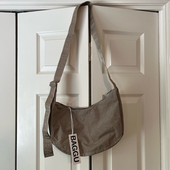 BAGGU Medium Nylon Crescent Bag - Picture 1 of 4